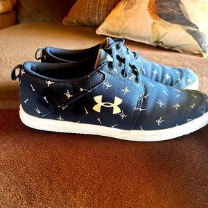 Boys Under Armour Slip On Shoes. Gently used. Size 6.5 Youth🚫🐱🚭